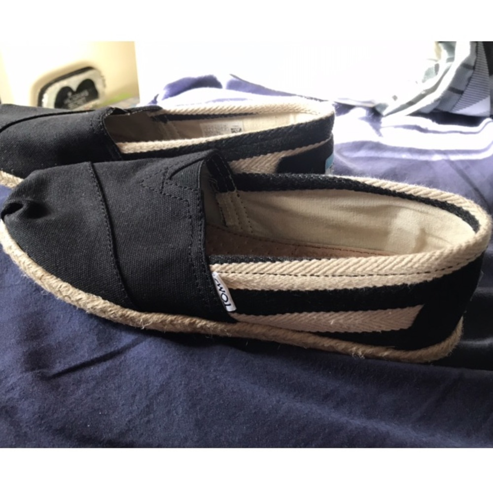 New TOMS flats size 8 Women